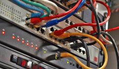 Netzwerktechnik mit diversen Kabeln