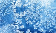 Eisblumen an gefrorener Fensterscheibe