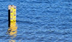 Wasserstand eines gut gefüllten Sees